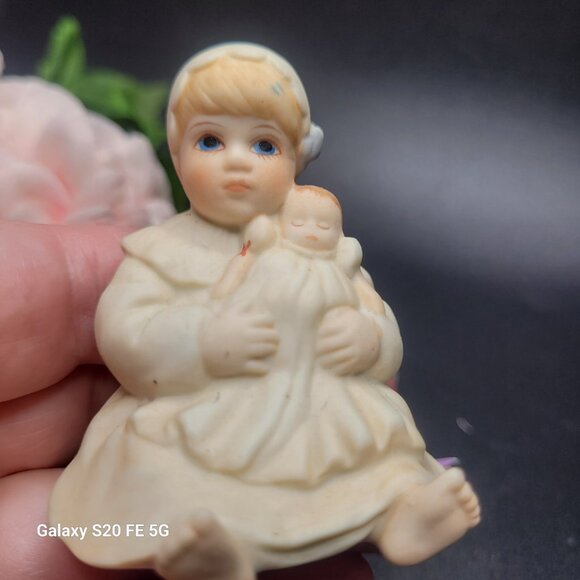 Vintage “Baby Sharice” Porcelain Figurine By Jan Hagara #S11360 1990 - Picture 2 of 9